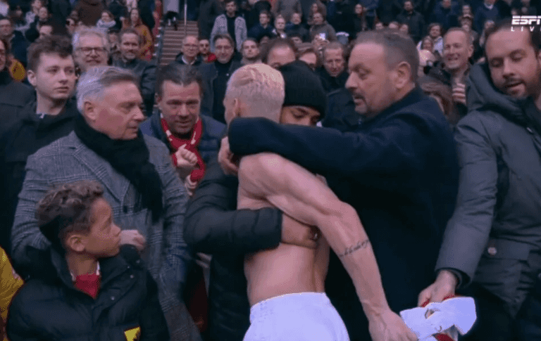 Ajax fan sneakily steals Antony’s shirt in front of group of children Ajax fan sneakily steals Antony’s shirt in front of group of children