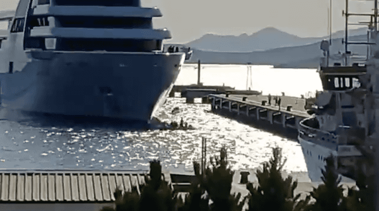 Ukrainian protesters in small dingy attempt to stop Abramovich’s yacht from docking Ukrainian protesters in small dingy attempt to stop Abramovich’s yacht from docking
