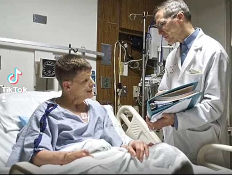 Ex-soldier shows dramatic outcome of face transplant after crashing into 10,000-volt electrical pylon Ex-soldier shows dramatic outcome of face transplant after crashing into 10,000-volt electrical pylon