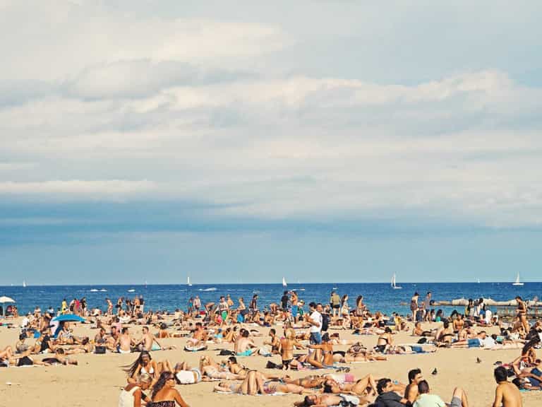 Met Office warns UK will go from hotter than Ibiza to colder than Iceland as snow hits Met Office warns UK will go from hotter than Ibiza to colder than Iceland as snow hits