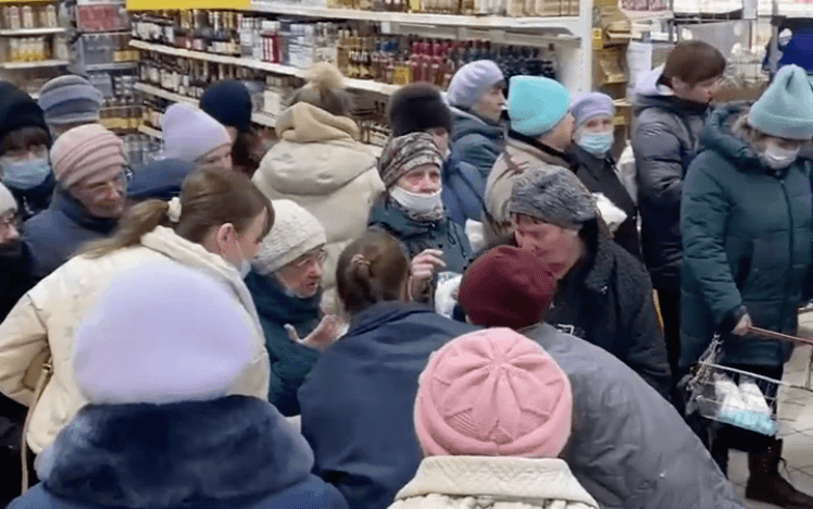 Shocking scenes as Russian shoppers physically fight over sugar Shocking scenes as Russian shoppers physically fight over sugar