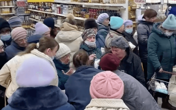 Shocking scenes as Russian shoppers physically fight over sugar Shocking scenes as Russian shoppers physically fight over sugar