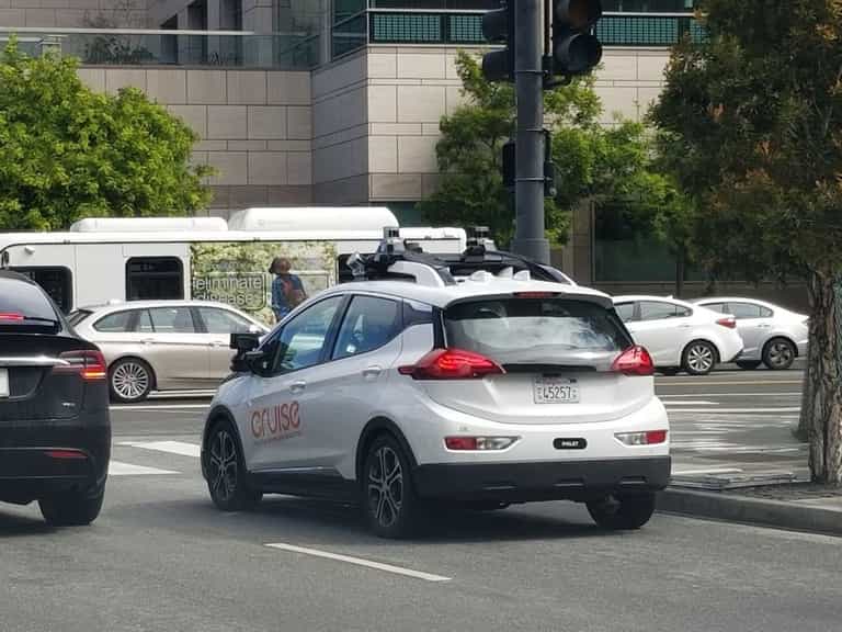 Cop pulls over driverless car – but it speeds off when he tries to open the door Cop pulls over driverless car – but it speeds off when he tries to open the door