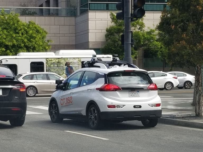Cop pulls over driverless car – but it speeds off when he tries to open the door Cop pulls over driverless car – but it speeds off when he tries to open the door