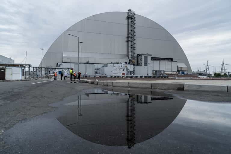 Putin’s forces leave chilling signs in Chernobyl reading ‘expect a surprise, look for a mine’ Putin’s forces leave chilling signs in Chernobyl reading ‘expect a surprise, look for a mine’