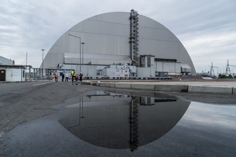 Putin’s forces leave chilling signs in Chernobyl reading ‘expect a surprise, look for a mine’ Putin’s forces leave chilling signs in Chernobyl reading ‘expect a surprise, look for a mine’