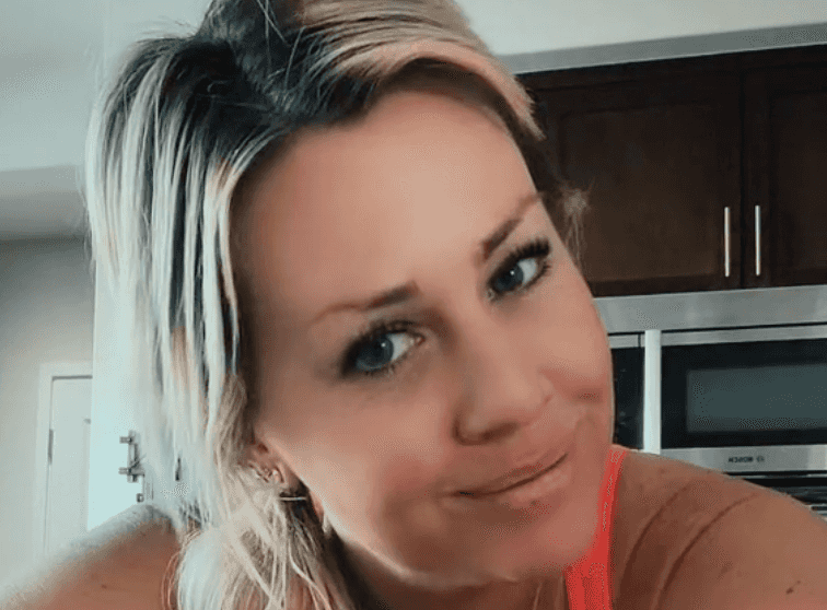 Woman busts boyfriend at strip club, jumps on stage, dumps him, makes $100 in tips Woman busts boyfriend at strip club, jumps on stage, dumps him, makes $100 in tips