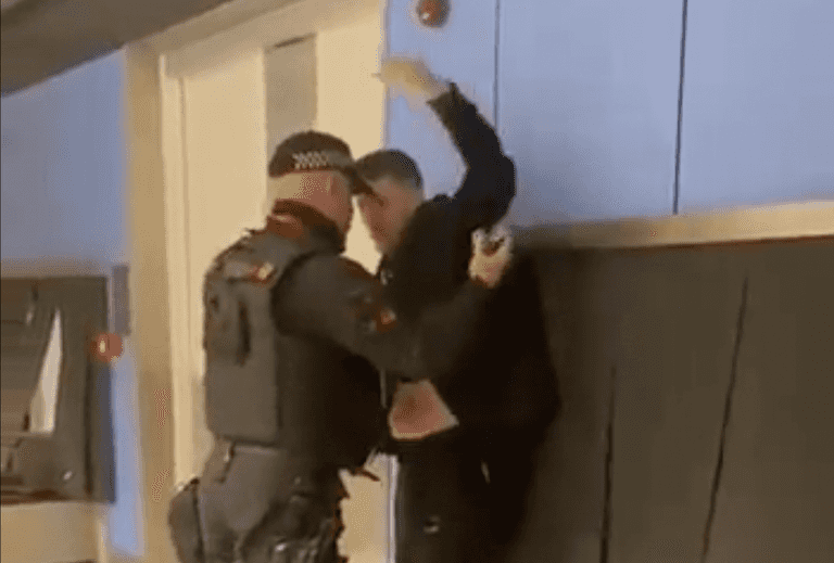 Video shows Tommy Robinson ‘in scuffle with airport police after being deported from Mexico’ Video shows Tommy Robinson ‘in scuffle with airport police after being deported from Mexico’