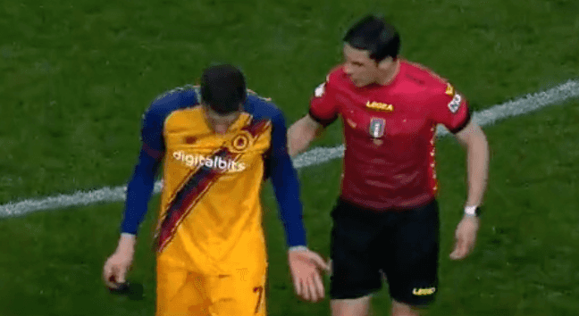 Lorenzo Pellegrini takes off boot to time waste during Roma win Lorenzo Pellegrini takes off boot to time waste during Roma win