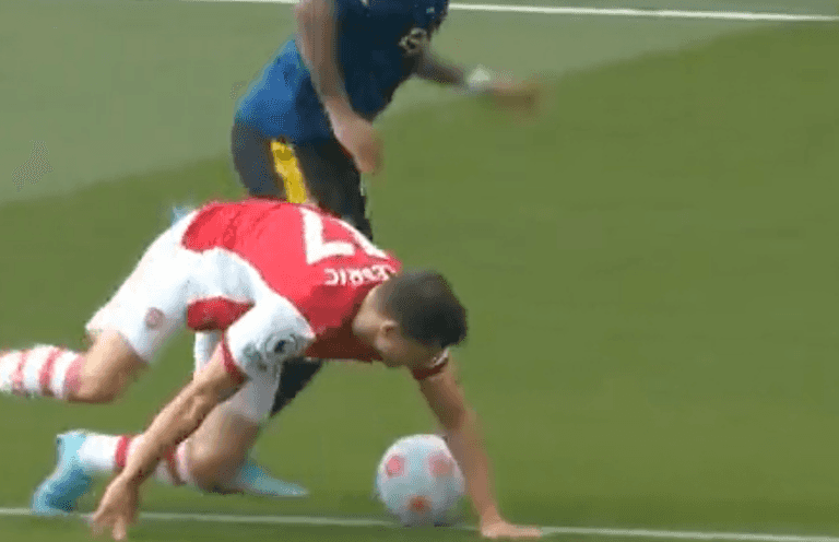 Man United denied penalty in first half against Arsenal despite handball Man United denied penalty in first half against Arsenal despite handball