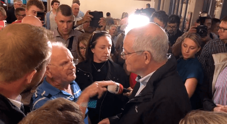 Pub is flooded with offers to buy Aussie pensioner pints after confronting Scott Morrison Pub is flooded with offers to buy Aussie pensioner pints after confronting Scott Morrison