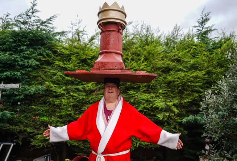 UK’s strongest grandad celebrates 100th world record by balancing 14st crown on head UK’s strongest grandad celebrates 100th world record by balancing 14st crown on head