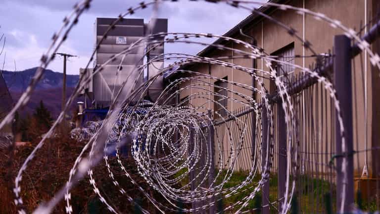 Death-row prisoner to face choice between electric chair and firing squad Death-row prisoner to face choice between electric chair and firing squad