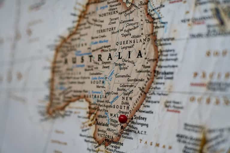 Young people in the UK and Ireland offered £10 return flights to Australia from next month Young people in the UK and Ireland offered £10 return flights to Australia from next month