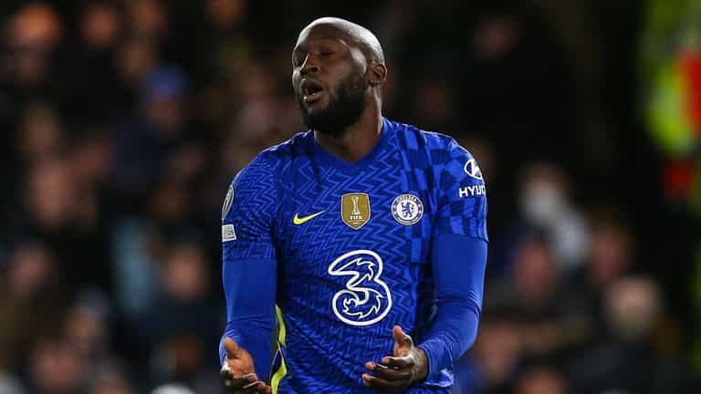 Romelu Lukaku booed off by Chelsea fans during Arsenal defeat Romelu Lukaku booed off by Chelsea fans during Arsenal defeat