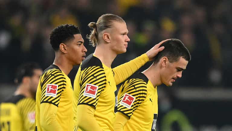 Borussia Dortmund’s Gio Reyna leaves pitch in tears after latest injury Borussia Dortmund’s Gio Reyna leaves pitch in tears after latest injury
