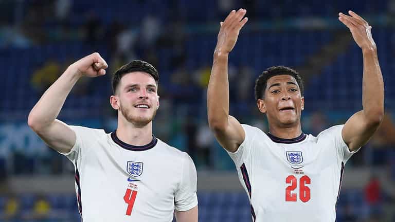 Jamie Carragher tells Man Utd targets Declan Rice and Jude Bellingham to ‘run a mile’ Jamie Carragher tells Man Utd targets Declan Rice and Jude Bellingham to ‘run a mile’