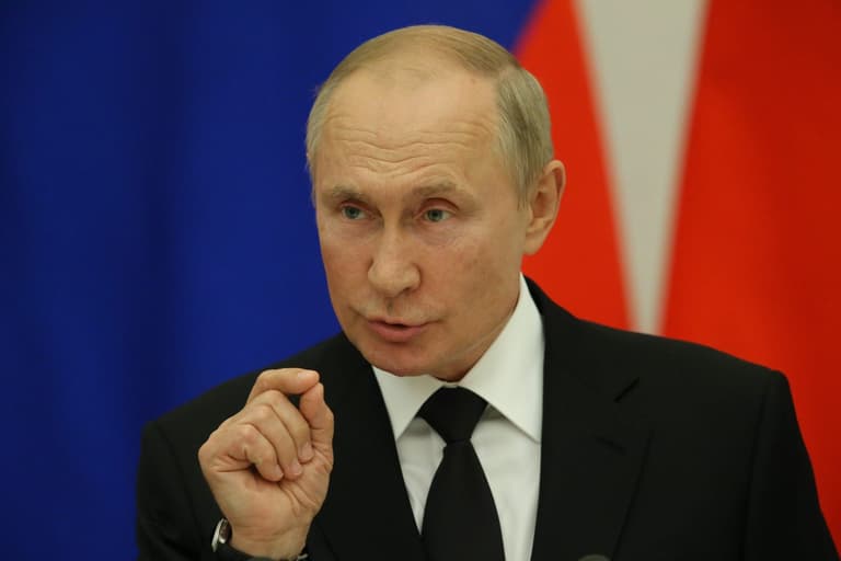 Putin ‘given three years to live’ and ‘is losing his eyesight due to illness’, claims spy Putin ‘given three years to live’ and ‘is losing his eyesight due to illness’, claims spy
