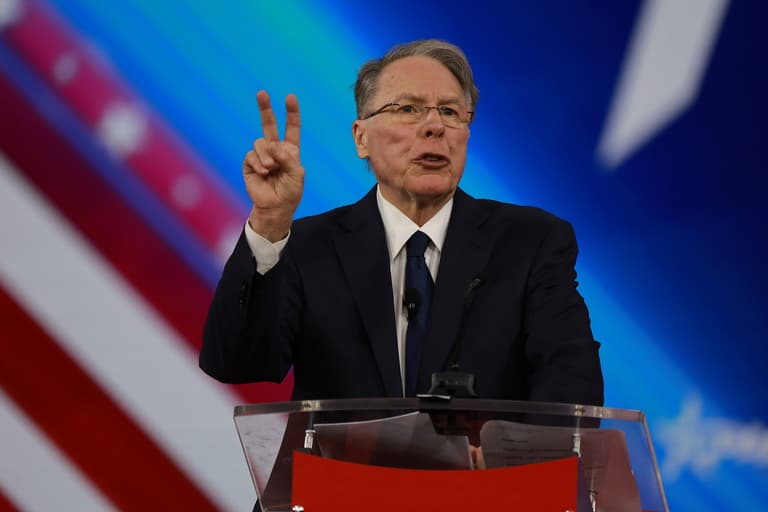 Comedian crashes NRA event and goes viral with sarcastic ‘thoughts and prayers’ routine Comedian crashes NRA event and goes viral with sarcastic ‘thoughts and prayers’ routine