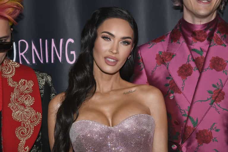 Megan Fox reveals she ‘cut a hole in the crotch’ of her jumpsuit to have sex with Machine Gun Kelly Megan Fox reveals she ‘cut a hole in the crotch’ of her jumpsuit to have sex with Machine Gun Kelly