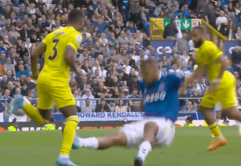Salomon Rondon sent off for Everton after horror challenge in Brentford defeat Salomon Rondon sent off for Everton after horror challenge in Brentford defeat