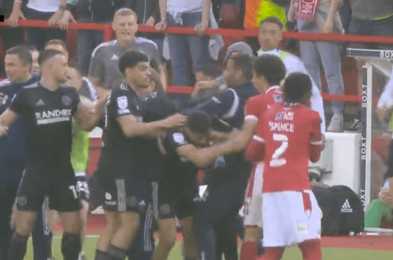 Sheffield United manager sparks chaos in Forest clash after aggressive move on Djed Spence Sheffield United manager sparks chaos in Forest clash after aggressive move on Djed Spence