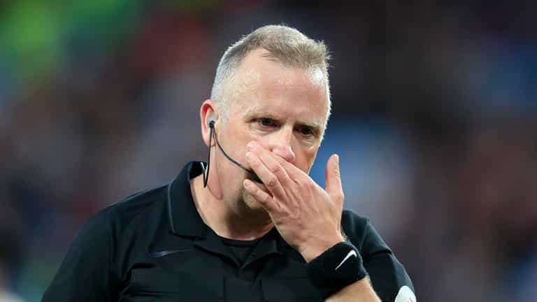 Steven Gerrard gives brutal response when told Jon Moss is retiring Steven Gerrard gives brutal response when told Jon Moss is retiring