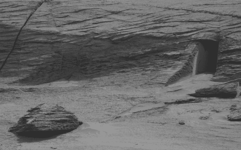 NASA picture of Mars ‘doorway’ sparking bizarre conspiracy theories NASA picture of Mars ‘doorway’ sparking bizarre conspiracy theories