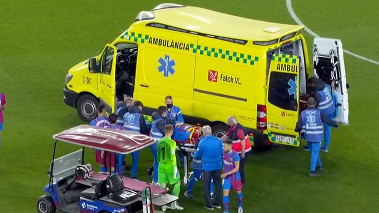 Ronald Araujo taken to hospital following nasty injury with Barcelona teammate Ronald Araujo taken to hospital following nasty injury with Barcelona teammate