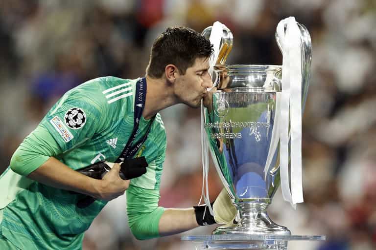 Thibaut Courtois bodies Man Utd YouTuber after De Gea comparison Thibaut Courtois bodies Man Utd YouTuber after De Gea comparison