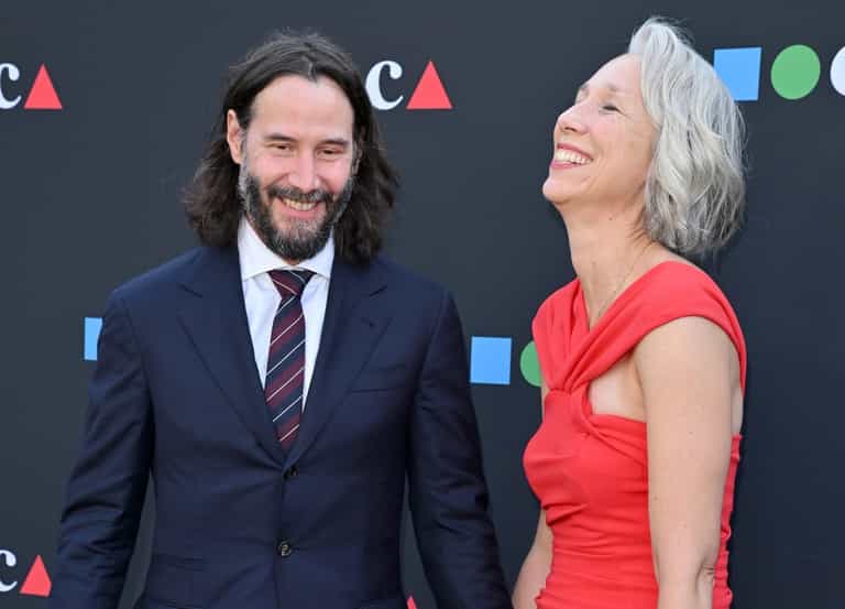 Keanu Reeves is all smiles as he makes rare public appearance with girlfriend Keanu Reeves is all smiles as he makes rare public appearance with girlfriend