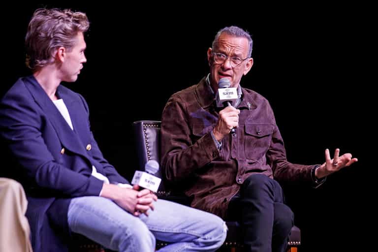 Fears over Tom Hanks’ health as he struggles to control shaking hand on stage Fears over Tom Hanks’ health as he struggles to control shaking hand on stage