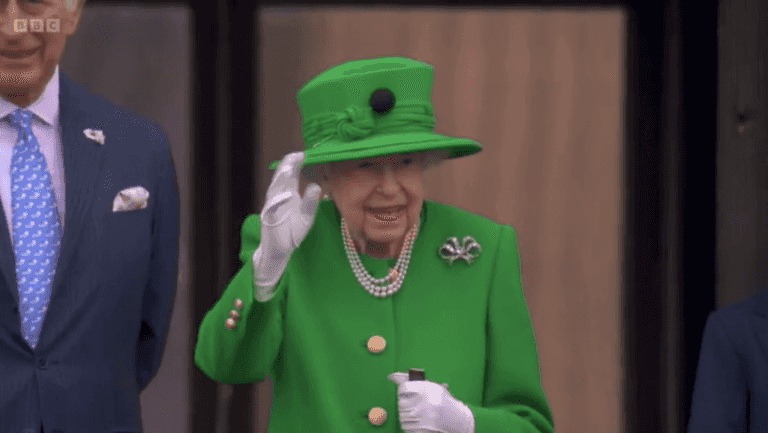 The Queen smiles and waves to crowds on Buckingham Palace balcony as Jubilee weekend ends The Queen smiles and waves to crowds on Buckingham Palace balcony as Jubilee weekend ends