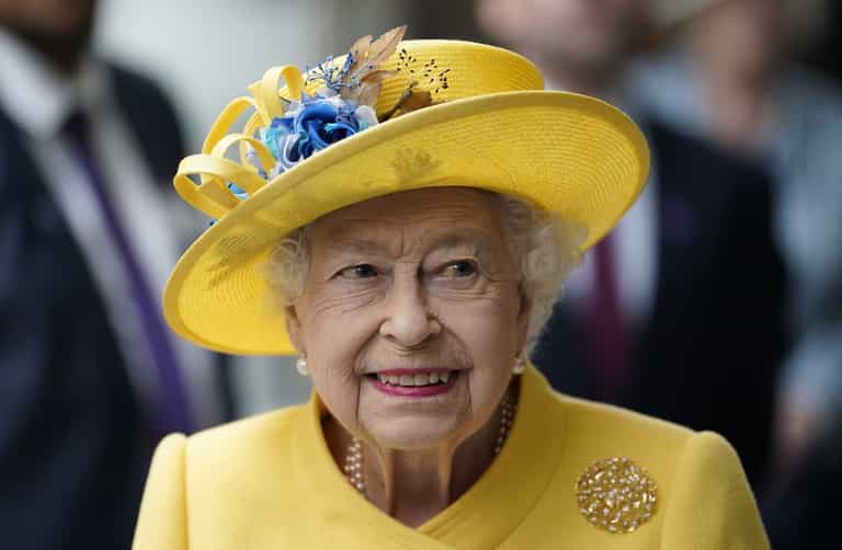 Queen’s private jet suddenly aborts landing following dramatic thunder and lightning Queen’s private jet suddenly aborts landing following dramatic thunder and lightning