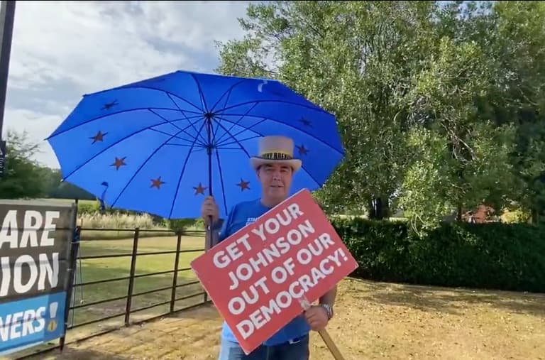 Steve Bray gatecrashes Boris Johnson’s Chequers party Steve Bray gatecrashes Boris Johnson’s Chequers party