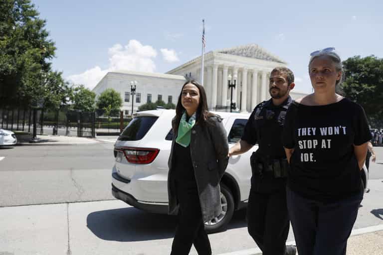 People spot AOC ‘faking’ being handcuffed after arrest at abortion rights protest People spot AOC ‘faking’ being handcuffed after arrest at abortion rights protest