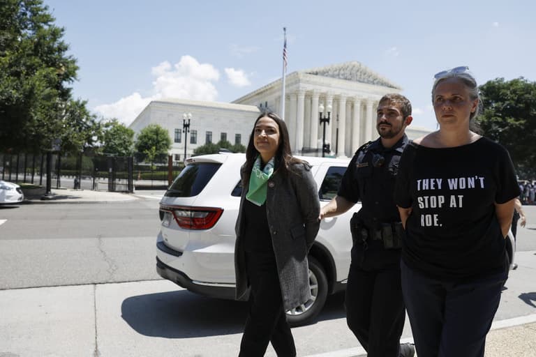 People spot AOC ‘faking’ being handcuffed after arrest at abortion rights protest People spot AOC ‘faking’ being handcuffed after arrest at abortion rights protest