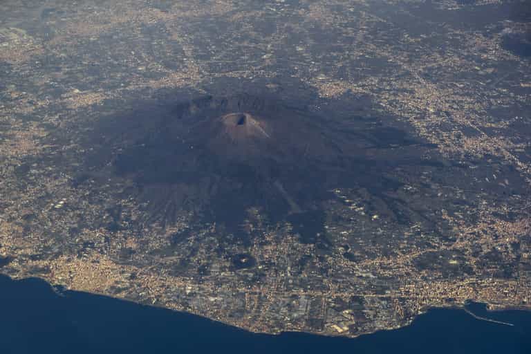 Rebellious tourist fell into Mount Vesuvius after taking selfie and ignoring signs Rebellious tourist fell into Mount Vesuvius after taking selfie and ignoring signs