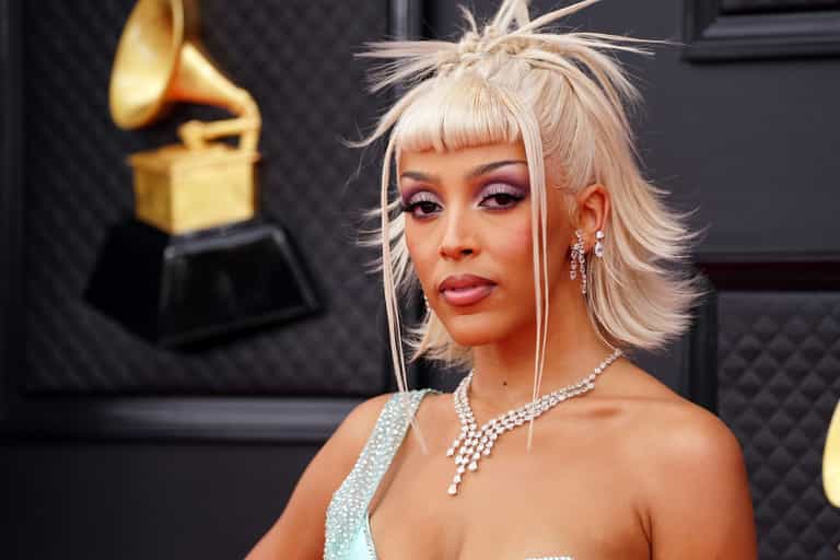 Doja Cat loses over 200k followers and Noah Schnapp gains nearly one million since he revealed her DMs Doja Cat loses over 200k followers and Noah Schnapp gains nearly one million since he revealed her DMs