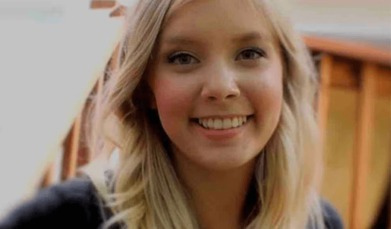 Uni graduate left paralysed after chiropractor ‘snapped four arteries during a routine visit for neck pain’ Uni graduate left paralysed after chiropractor ‘snapped four arteries during a routine visit for neck pain’