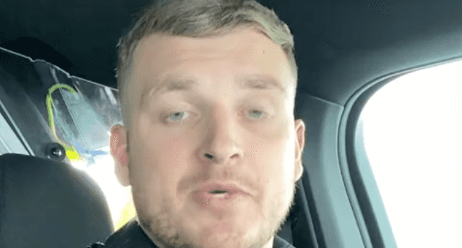 Cop explains why officers always touch the back of cars they pull over in the US Cop explains why officers always touch the back of cars they pull over in the US