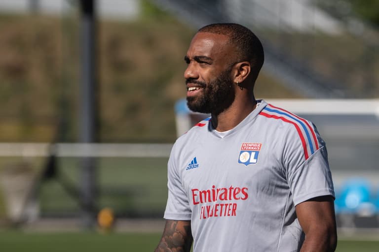 Alexandre Lacazette forced to sit out of training due to wasp injury Alexandre Lacazette forced to sit out of training due to wasp injury