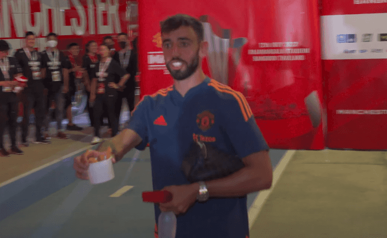 Bruno Fernandes bizarrely gifts chicken to Man United fan after Liverpool win Bruno Fernandes bizarrely gifts chicken to Man United fan after Liverpool win