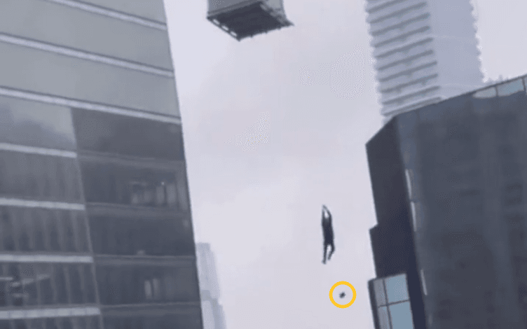 Terrifying video shows screaming construction worker dangling from crane hundreds of feet in the air Terrifying video shows screaming construction worker dangling from crane hundreds of feet in the air