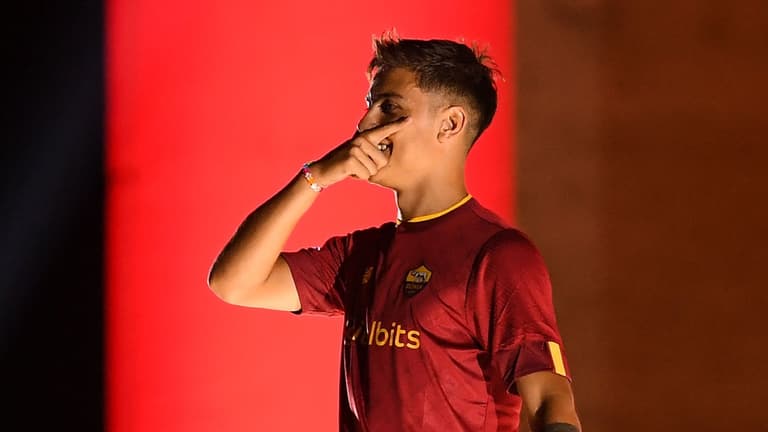 Paulo Dybala given electrifying welcome as he is unveiled as a Roma player Paulo Dybala given electrifying welcome as he is unveiled as a Roma player