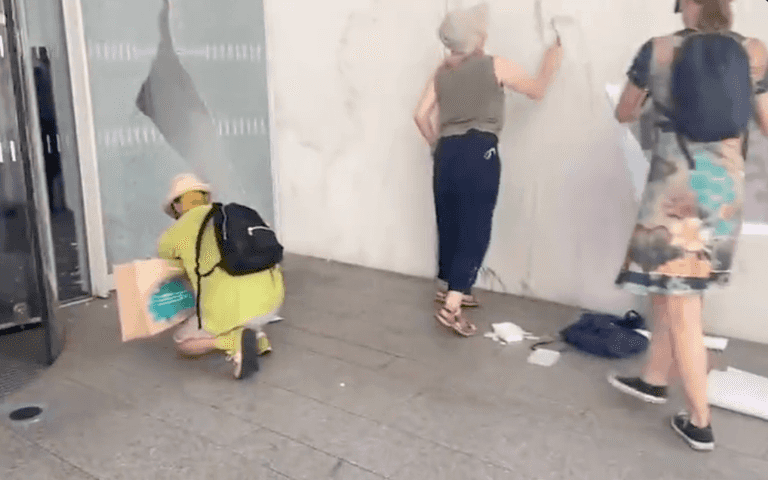 Video shows protestors smash windows and graffiti ‘tell the truth’ at News UK Video shows protestors smash windows and graffiti ‘tell the truth’ at News UK