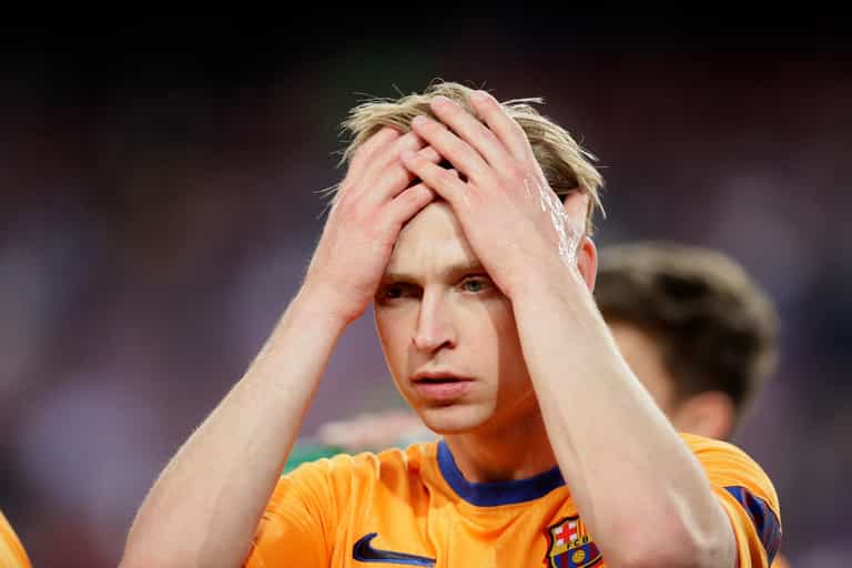 Frenkie de Jong hits out at Barcelona as Man United transfer saga continues Frenkie de Jong hits out at Barcelona as Man United transfer saga continues