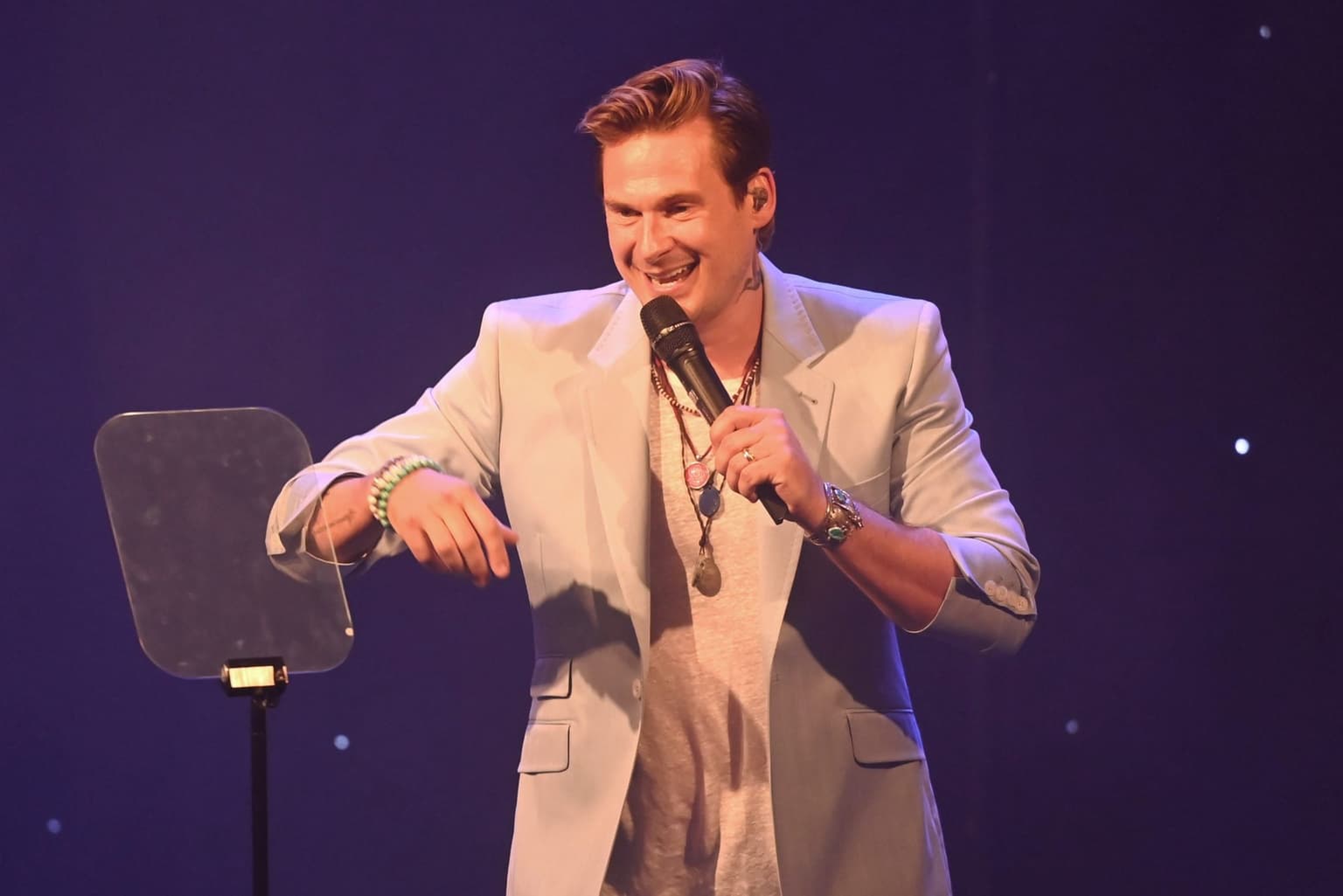 Blue singer Lee Ryan arrested after ‘going crazy on plane when cabin crew refused him drinks’