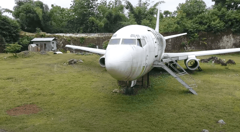 Boeing 737 bizarrely found in random field and no one can figure out how it got there Boeing 737 bizarrely found in random field and no one can figure out how it got there