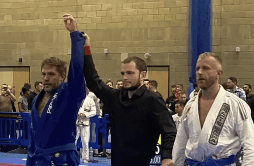 Tom Hardy’s Jiu-Jitsu opponent was forced to tap out before getting his arm broken Tom Hardy’s Jiu-Jitsu opponent was forced to tap out before getting his arm broken